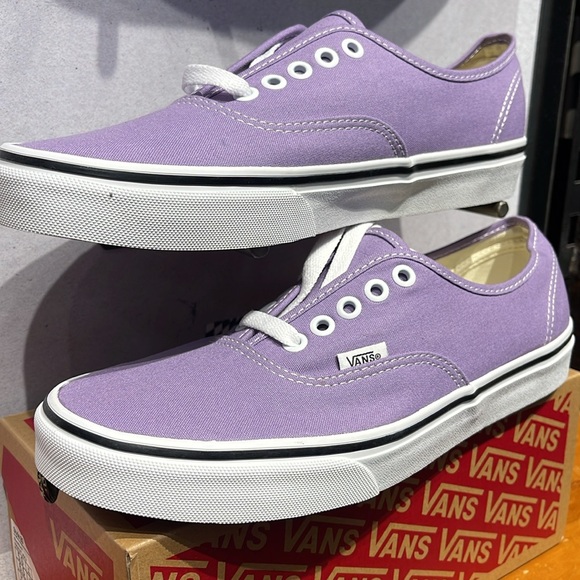 • Vans WMNS Authentic Chalk Violet/True White
VN0A5HZS9GD
Sneakers - Picture 14 of 16